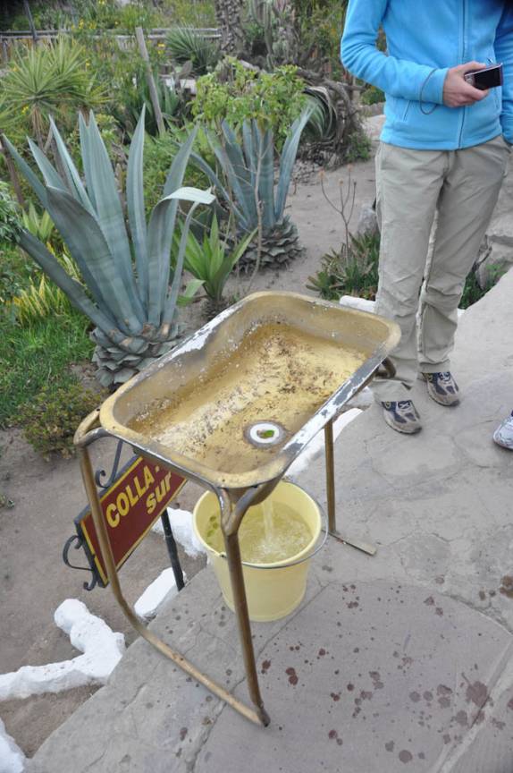 O famoso teste da água na pia, no museu Intiran, em Mitad del Mundo, no Equador
